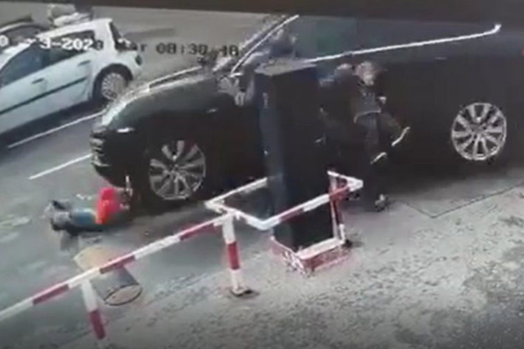 Imaginea articolului VIDEO Accident cumplit, într-o parcare din Popeşti-Leordeni: Un adult şi doi copii mici au fost izbiţi în plin de o maşină