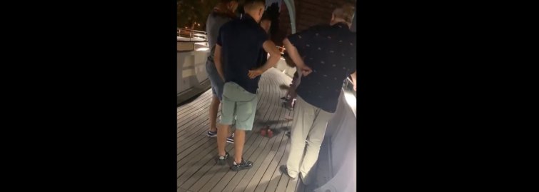Imaginea articolului VIDEO | Doi bărbaţi care jucau „alba – neagra” în Mamaia au fost reţinuţi pentru 24 de ore