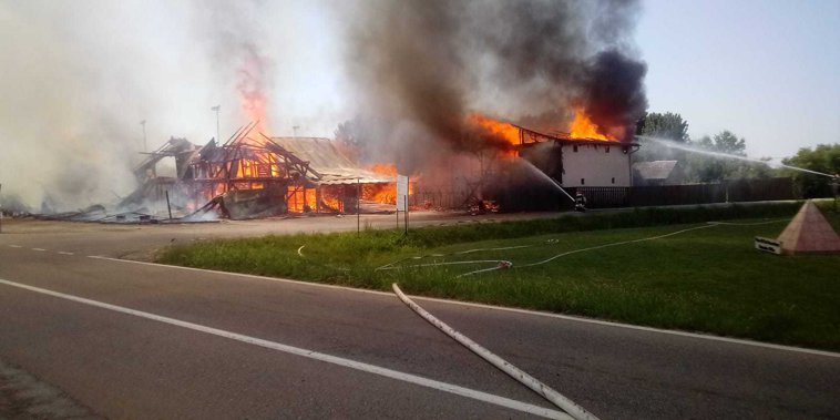 Imaginea articolului GALERIE FOTO | Un restaurant din judeţul Timiş s-a făcut scrum într-un incendiu