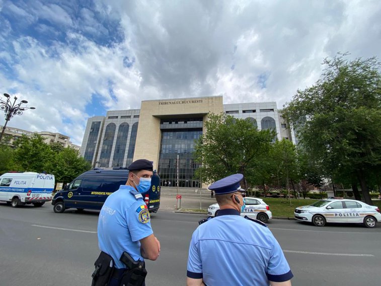 Imaginea articolului GALERIE FOTO | Încă o alertă cu bomba la Tribunalul Bucureşti. Instanţa a fost evacuată / Apelul s-a dovedit unul fals