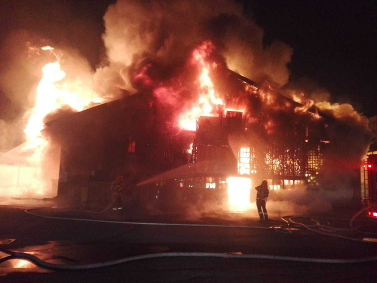 Imaginea articolului Oradea: Incendiu puternic la Piaţa Cetate. Aproape 60 de pompieri, mobilizaţi. FOTO & VIDEO