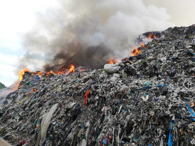Imaginea articolului Sighişoara: Incendiu la groapa de gunoi. Arde o suprafaţă e 100 de metri pătraţi GALERIE FOTO