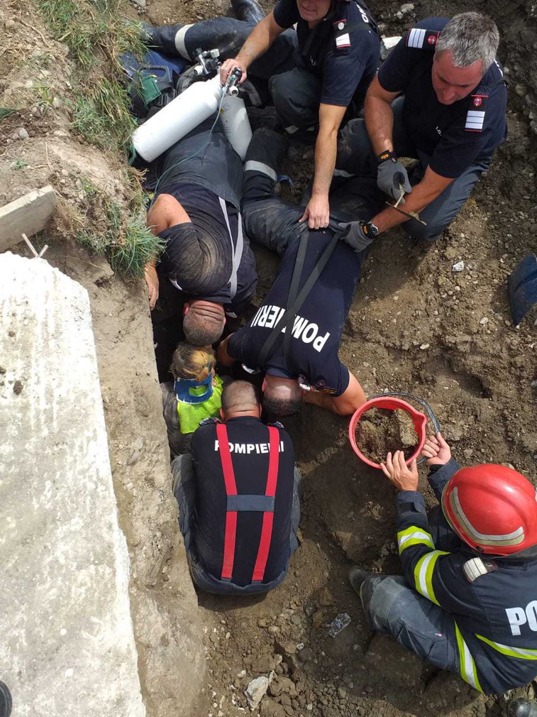 Imaginea articolului Dâmboviţa: Trei bărbaţi care lucrau la o reţea de canalizare au fost surprinşi sub un mal de pământ
