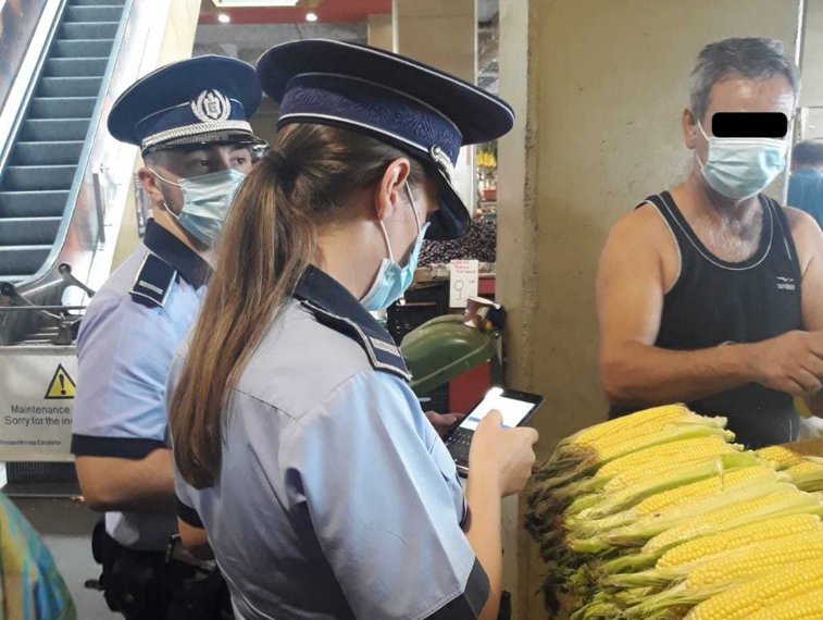 Imaginea articolului 9 centre comerciale din Capitală, verificate de poliţişti: 66 de oameni, amendaţi pentru că nu aveau mască de protecţie FOTO