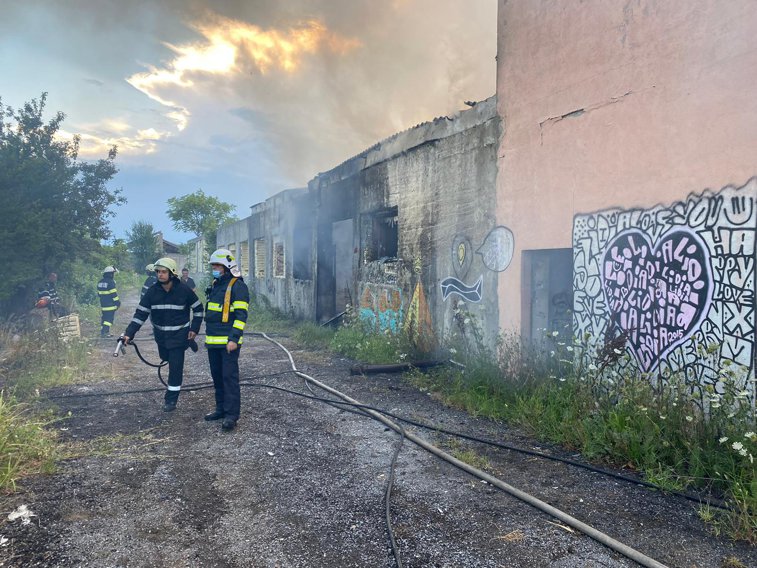 Imaginea articolului Incendiu în apropiere de DN1. A ars o clădire de circa 400 de metri pătraţi FOTO VIDEO