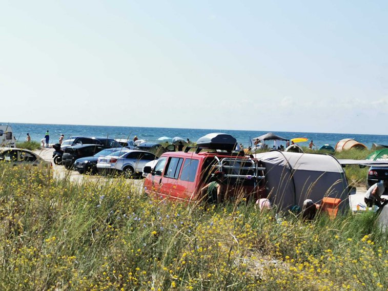 Imaginea articolului Andruţa a mers la plajă într-un loc sălbatic, dar a găsit corturi montate ilegal şi aglomeraţie ca în staţiunile amenajate