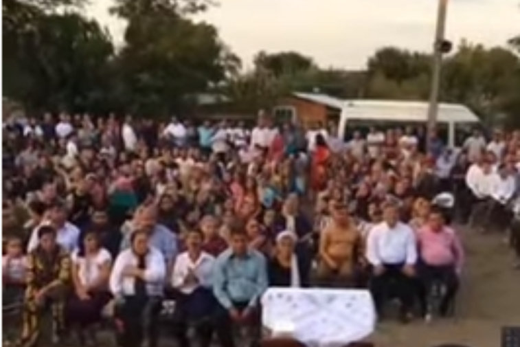 Imaginea articolului VIDEO: Peste 200 de gălăţeni s-au hotărât să învingă coronavirusul prin rugăciune. La adunarea religioasă s-au „autoinvitat” şi poliţiştii