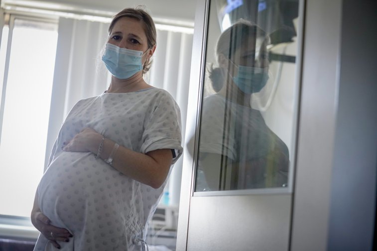 Imaginea articolului Caz halucinant în vestul ţării. O pacientă gravidă, infectată cu COVID-19, şi-a pierdut viaţa între două spitale. Medicii spun că ar fi putut fi salvată