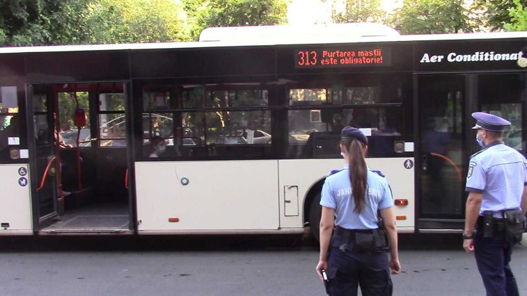 Imaginea articolului Masca la control! Poliţiştii Capitalei au făcut o razie în autobuze. A plouat cu amenzi FOTO VIDEO