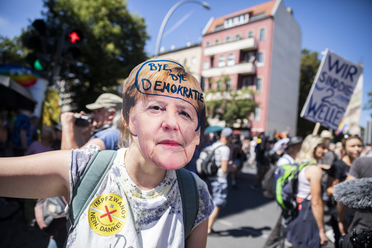 Imaginea articolului Ce mesaj transmit portestele anti-mască din Germania? Explicaţiile unui psiholog