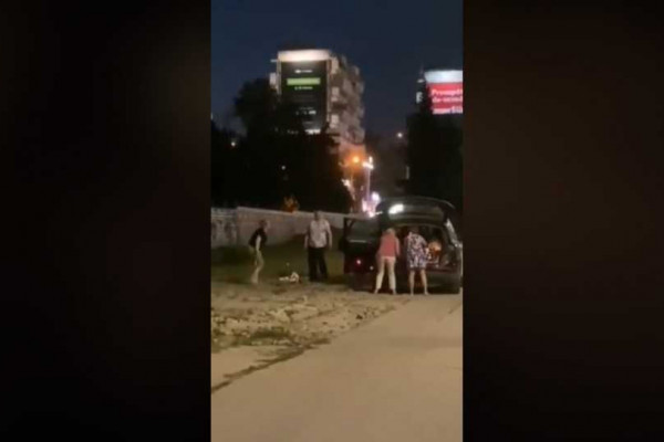 Imaginea articolului VIDEO Mai multe femei au fost surprinse când fură pavajul unei străzi din Chişinău şi îl urcă într-o maşină de lux. Reacţia primarului
