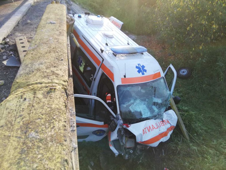 Imaginea articolului FOTO: O ambulanţă care transporta un pacient bolnav de COVID-19 a căzut de pe un pod. Patru persoane au fost accidentate
