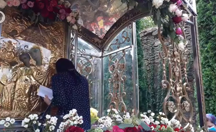 Imaginea articolului Iaşi vs. Cluj. Slujbele de Sfânta Maria, în plină epidemie de Covid-19. La Mănăstirea Nicula se păstrează distanţarea socială, la Hadâmbu se sărută icoana