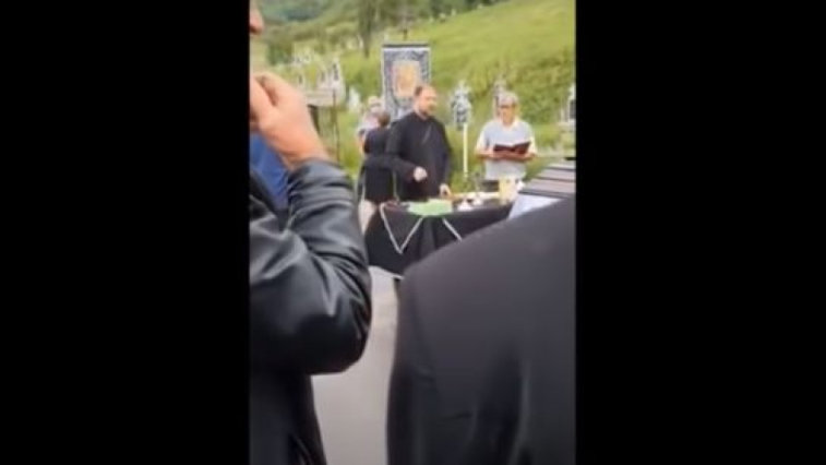 Imaginea articolului VIDEO: Preot sancţionat după ce a cerut bani de înmormântare şi a pretins să îi fie sărutată mâna