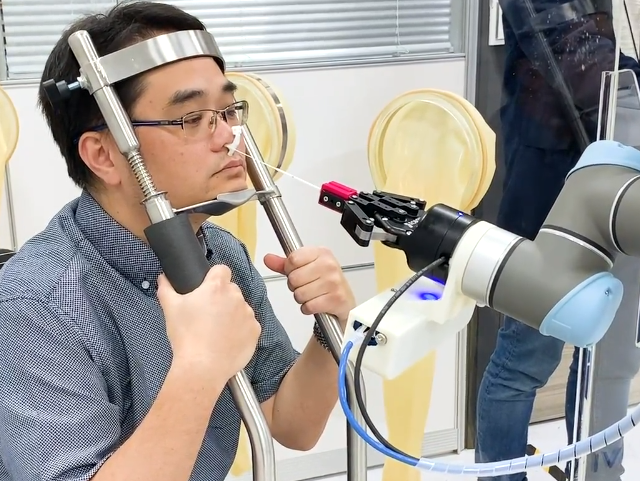 Imaginea articolului Un start-up din Taiwan a creat robotul care prelevă probe COVID-19 din nas. Ce spun medicii