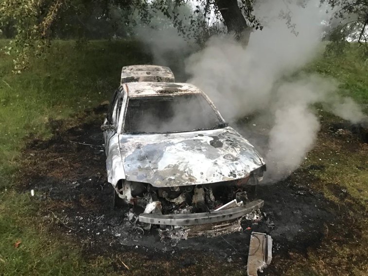 Imaginea articolului O maşină în care se aflau doi tineri a luat foc. Ei au reuşit să se salveze | FOTO