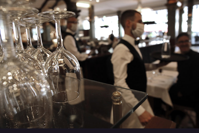 Imaginea articolului Redeschiderea restaurantelor: Patronii încă se uită lung după clienţi, chiar dacă îi pot primi şi la interior de aproape o săptămână