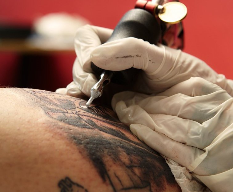 Imaginea articolului Tatuatorii de la un salon din Bucureşti au donat banii de pe tatuaje pentru un copil cu autism