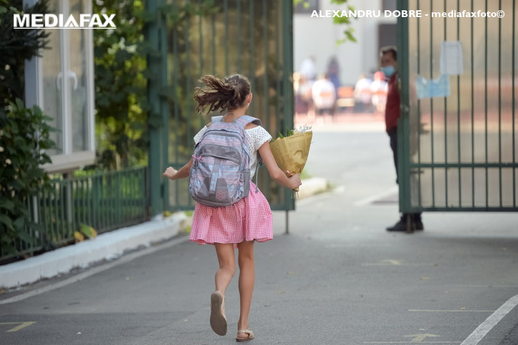 Imaginea articolului Înapoi la şcoală! Prima zi dintr-un lung şir de provocări: Elevii vor fi prezenţi de după mască sau de la laptop 