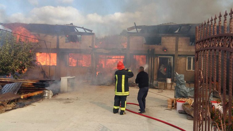 Imaginea articolului FOTO | Incendiu puternic în Botoşani: Trei case au fost cuprinse de flăcări într-o comună, cu „ajutorul” vântului