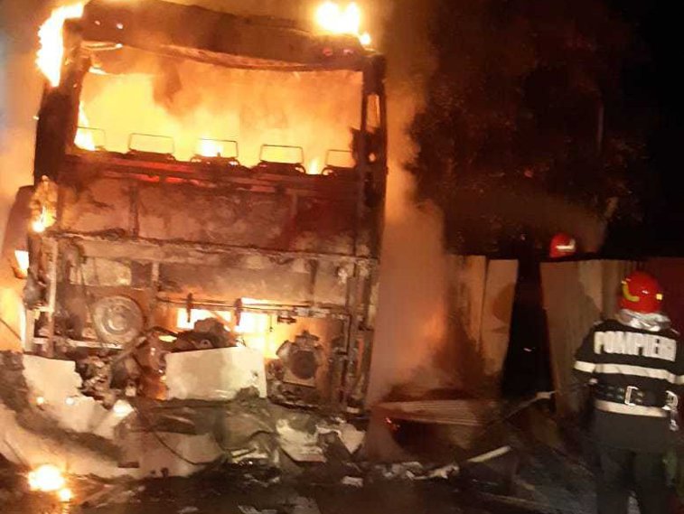 Imaginea articolului Un autobuz a fost  incendiat într-o localitate din Botoşani. Pompierii au stabilit că focul a fost pus intenţionat