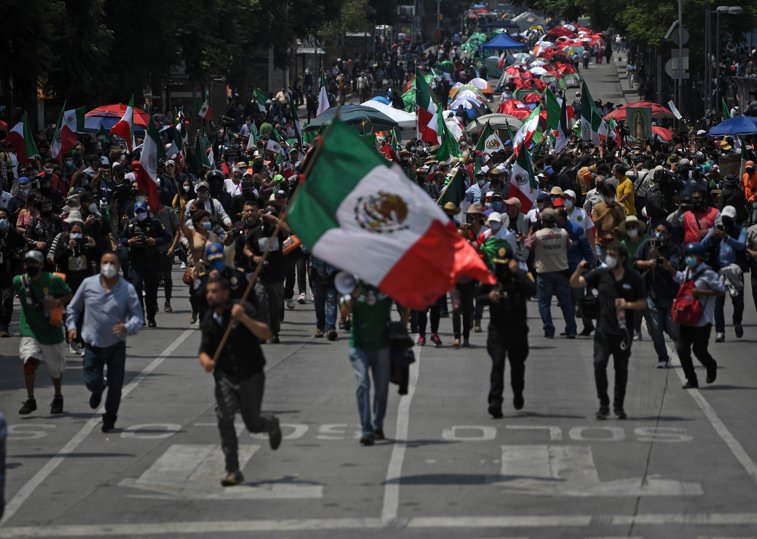 Imaginea articolului Protest masiv pe străzile din Mexico City. Demonstranţii cer demisia preşedintelui Andrés Manuel López