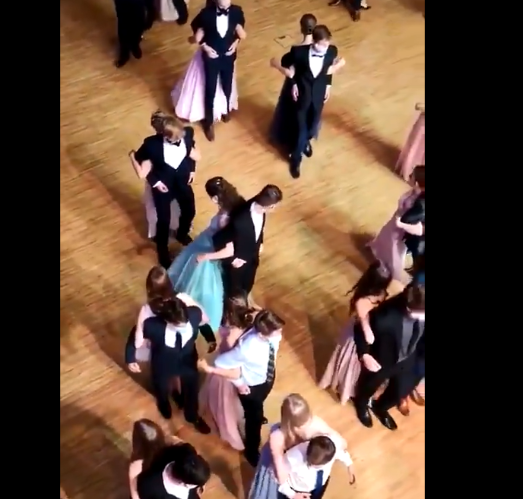 Imaginea articolului VIDEO Ce soluţie au găsit elevii pentru a dansa la balul de absolvire