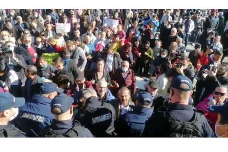 Imaginea articolului VIDEO Huiduieli şi îmbrânceli de hramul Sfintei Parascheva, la Iaşi. Sărbătoarea, cu nimic diferită faţă de alţi ani. Oamenii au strigat: "Sfânta arestată"