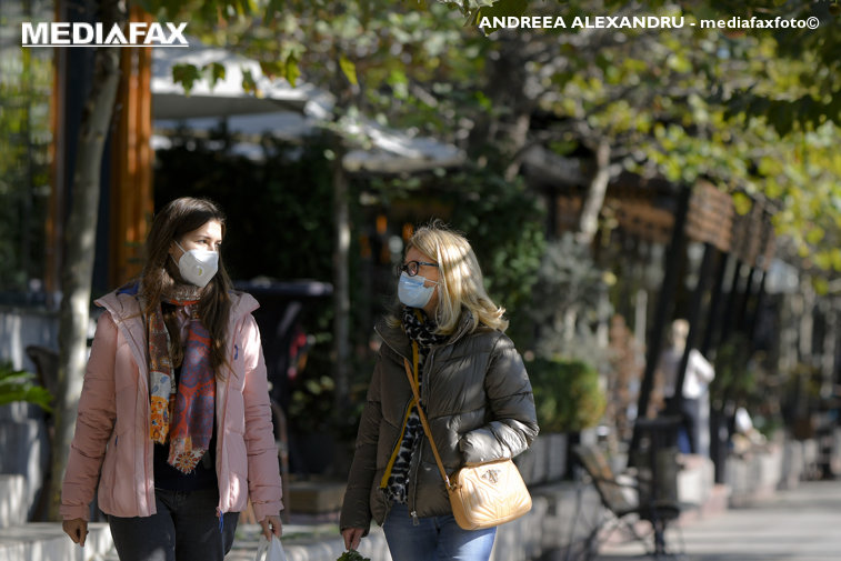 Imaginea articolului Masca de protecţie, obligatorie în spaţiile publice din Bucureşti. Ce amenzi riscă oamenii şi ce trebuie să ştie fumătorii despre restricţii