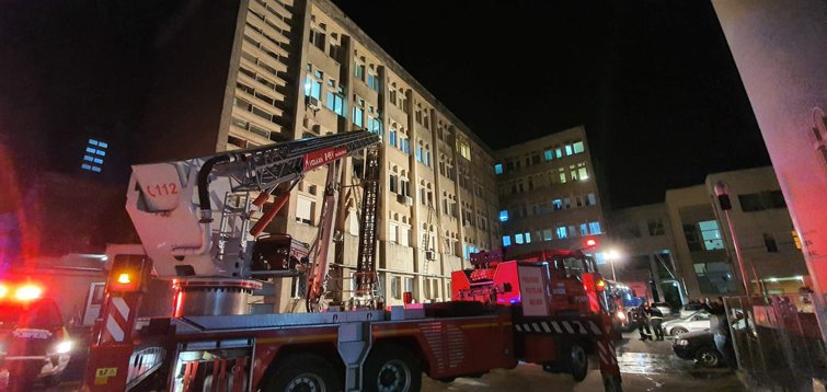 Imaginea articolului Familiile victimelor din urma incendiului de la Spitalul Neamţ încă n-au primit un răspuns cu privire la ridicarea trupurilor. Autorităţile se încurcă în răspunsuri şi proceduri