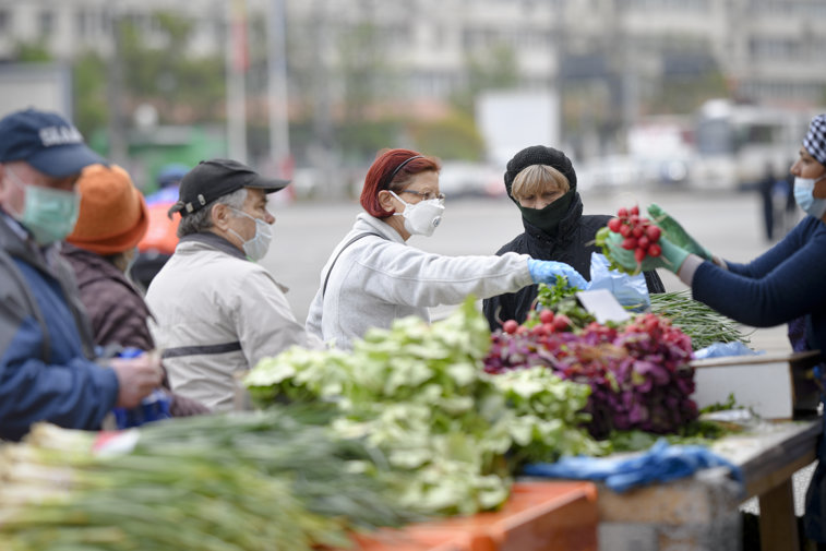 Imaginea articolului A venit zăpada-n pieţe! Producătorii locali îşi acoperă legumele cu pături şi poartă 5 rânduri de haine ca să se protejeze de frig