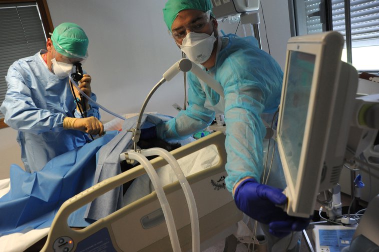 Imaginea articolului România are nevoie de plămâni artificiali. De ce lipsesc aparatele ECMO din spitale?