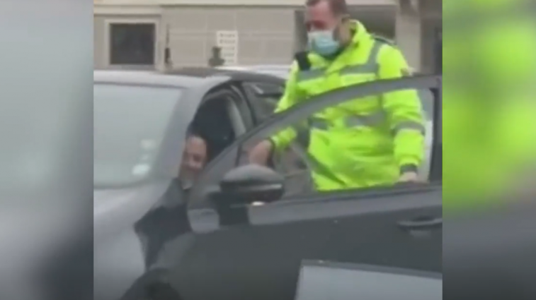 Imaginea articolului VIDEO Scenă demnă de filmele cu Bruce Willis. Un poliţist din Cluj a sărit într-o maşină în mişcare