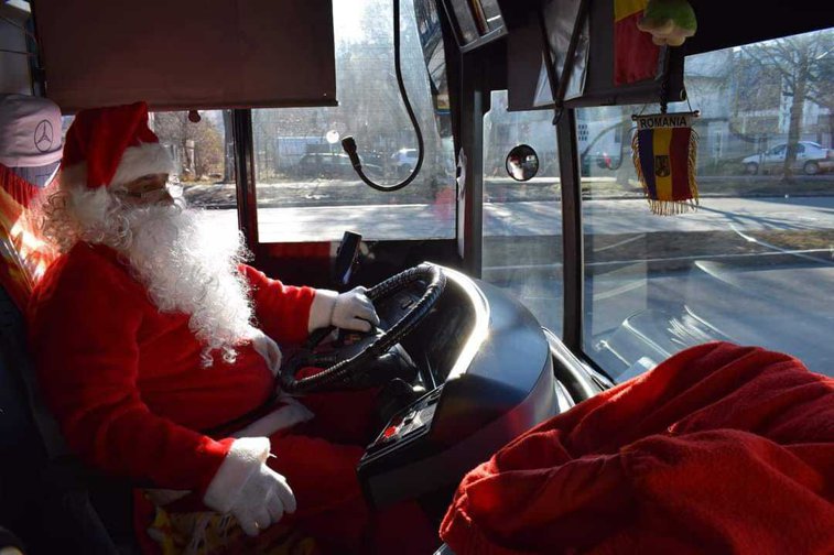 Imaginea articolului Atenţie copii! Moş Crăciun a dat sania cu reni pe autobuz