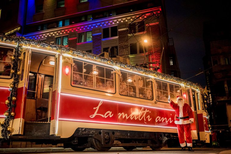 Imaginea articolului Bucureştiul intră în spiritul Crăciunului. „Tramvaiul de poveste” şi „Tramvaiul colindelor” au pornit la drum