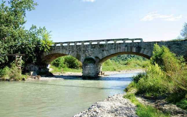 Imaginea articolului Un pod construit pe vremea lui Alexandru Ioan Cuza s-a dărâmat din cauza debitului crescut din ultimele zile a râului Doftana