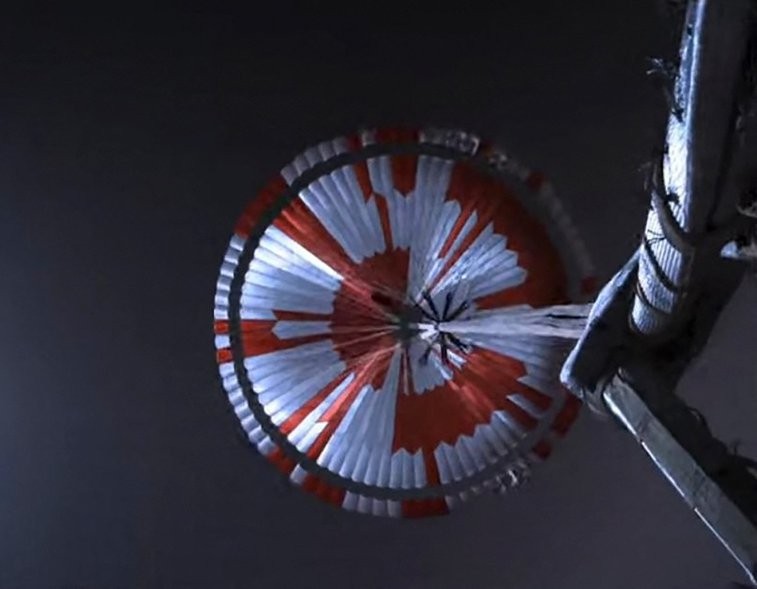 Imaginea articolului Mesaj ascuns de NASA în modelul paraşutei folosite de roverul Perseverance. Doar câţiva au reuşit să-l decodifice