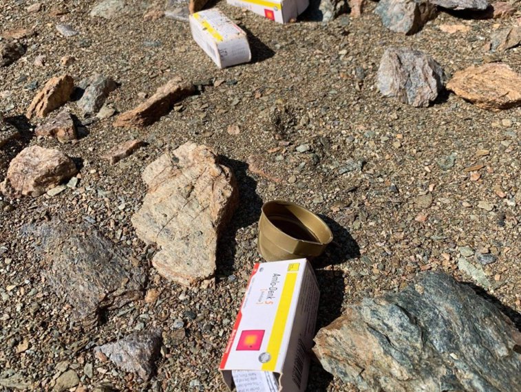 Imaginea articolului Zeci de cutii de medicamente expirate aruncate pe malul lacului Tarniţa. Poliţia a deschis un dosar penal pentru infectarea apei