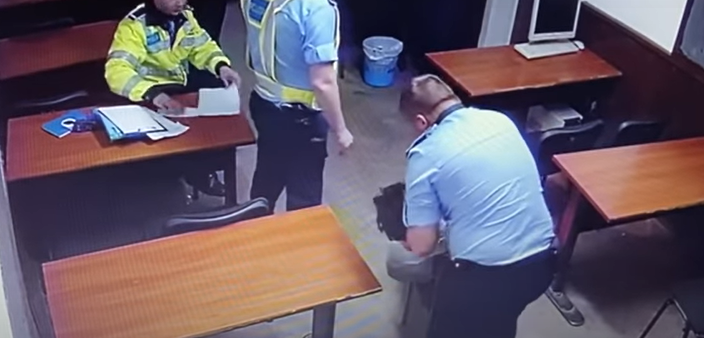 Imaginea articolului VIDEO Încă un abuz la Secţia 16 de Poliţie, după sechestrarea a doi trecători în septembrie 2020. Bărbat bătut la interogatoriu