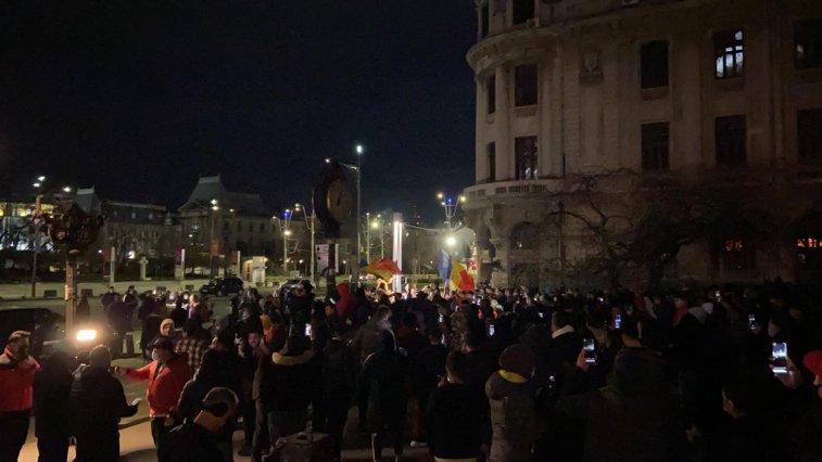 Imaginea articolului O noapte de proteste faţă de noile restricţii. Sute de oameni au ieşit pe străzi în Bucureşti şi alte oraşe din ţară