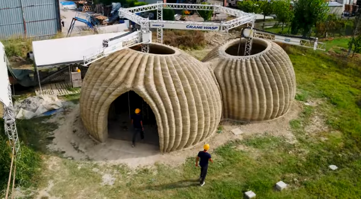 Imaginea articolului VIDEO Case ieşite din tipar. Iată cum arată casa 3D din pământ şi casa constuită din oglinzi