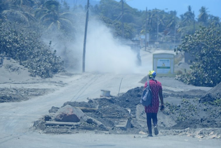 Imaginea articolului FOTO Peisaj apocaliptic. Locuitorii insulei Saint Vincent nu îşi mai recunosc casele după erupţia vulcanului La Soufrière