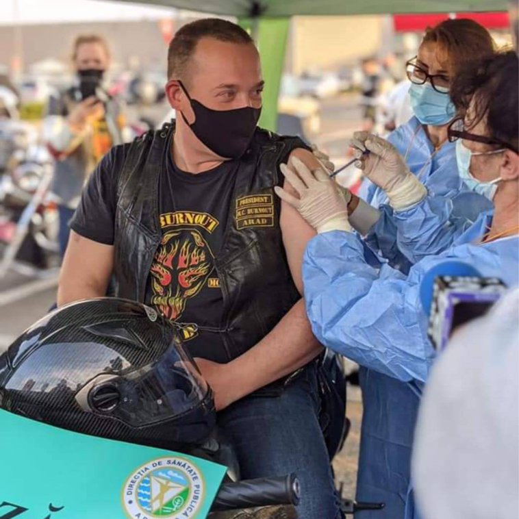 Imaginea articolului Buluc la drive-thru Bucureşti: un pacient vaccinat pe minut. „Pe motocicletă, cu bicileta, chiar şi cu taxi-ul...”