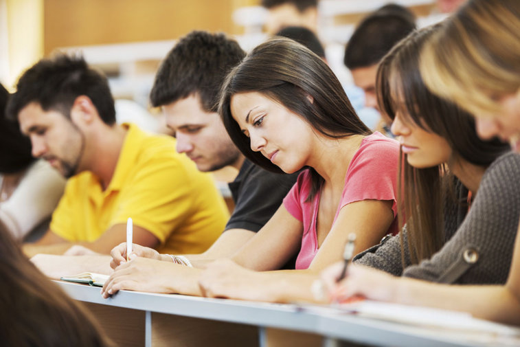 Imaginea articolului Cum pot trece cu brio elevii şi studenţii peste stresul examenelor. Sfaturi de la nutriţionişti