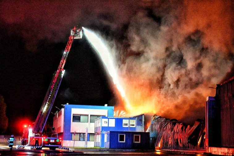 Imaginea articolului FOTO&VIDEO Timiş / Incendiu la o hală a unui producător de frigidere din comuna Şag
