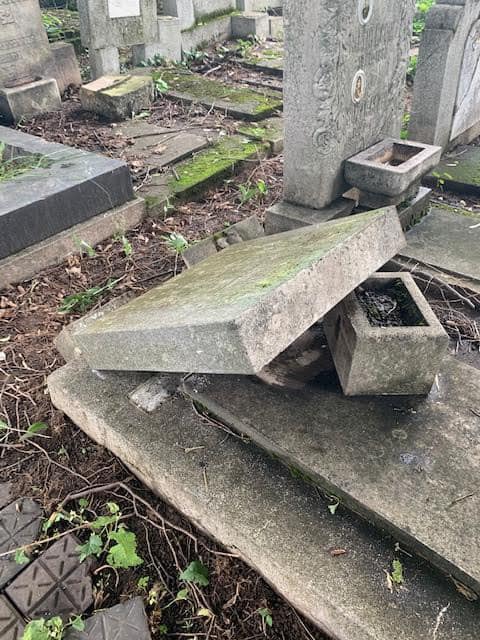 Imaginea articolului FOTO Cimitirul evreiesc din Ploieşti a fost vandalizat. Maia Morgenstern: Dacă nu cumva profanarea unui cimitir Evreiesc a devenit un fapt divers?!?