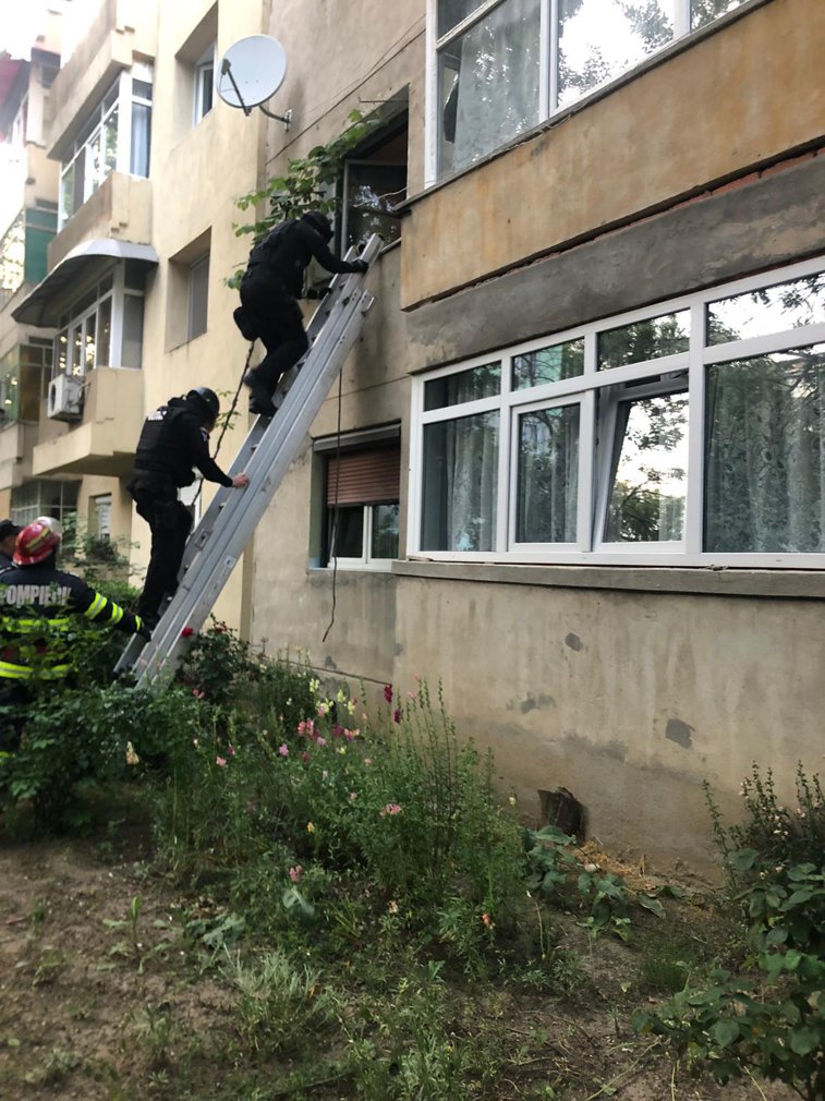 Imaginea articolului Două femei au fost sechestrate într-un apartament din Craiova. Soţul uneia dintre victime, reţinut pentru audieri