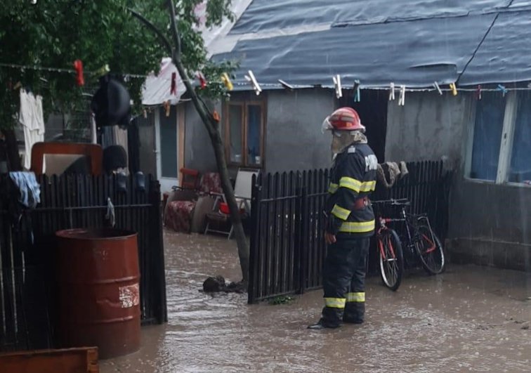 Imaginea articolului Inundaţii în România. Drumuri blocate, persoane izolate şi intervenţii ale pompierilor