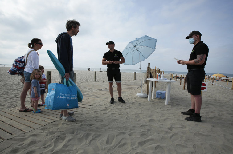 Imaginea articolului Ultima zi de minivacanţă, prima zi de plajă. Turiştii îşi prelungesc sejurul de Rusalii, după ce au încetat ploile