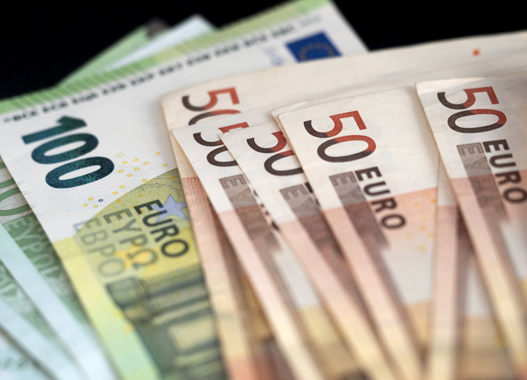 Imaginea articolului INS. Unu din nouă angajaţi români câştigă peste 1.000 de euro net pe lună. În ce domenii lucrează